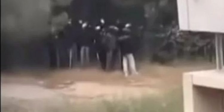 Καταδρομική επίθεση κουκουλοφόρων στην Πολυτεχνειούπολη: Μία τραυματίας – Επί τόπου αστυνομικές δυνάμεις – ΒΙΝΤΕΟ