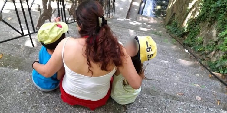 Κακοποιημένα αδελφάκια: Στον ανακριτή η μάνα – Παραδόθηκε ο σύντροφός της που κατηγορείται ως ο δράστης – ΒΙΝΤΕΟ