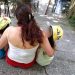 Κακοποιημένα αδελφάκια: Στον ανακριτή η μάνα – Παραδόθηκε ο σύντροφός της που κατηγορείται ως ο δράστης – ΒΙΝΤΕΟ
