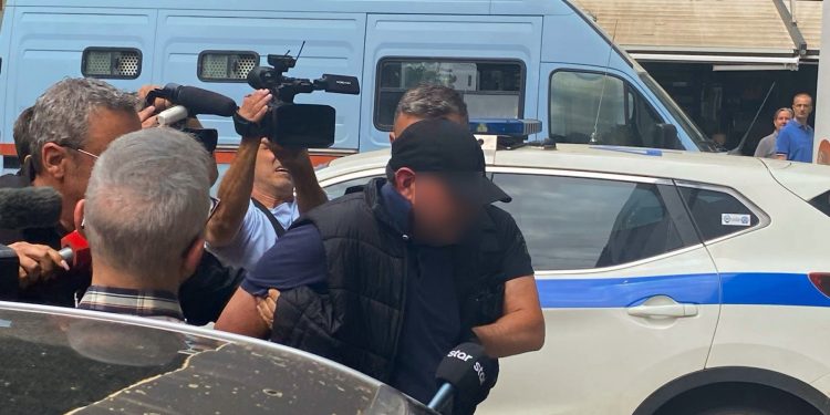 Κακοποιημένα αδελφάκια: Προφυλακίστηκε η μητέρα – Στα δικαστήρια ο 50χρονος σύντροφός της – ΒΙΝΤΕΟ – ΦΩΤΟ