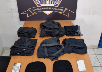 Πιάστηκε η συμμορία ανηλίκων που «ξάφριζε» με ρέπλικα και κουζινομάχαιρο ψιλικατζίδικα στο Βύρωνα – ΦΩΤΟ