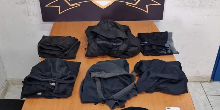 Πιάστηκε η συμμορία ανηλίκων που «ξάφριζε» με ρέπλικα και κουζινομάχαιρο ψιλικατζίδικα στο Βύρωνα – ΦΩΤΟ