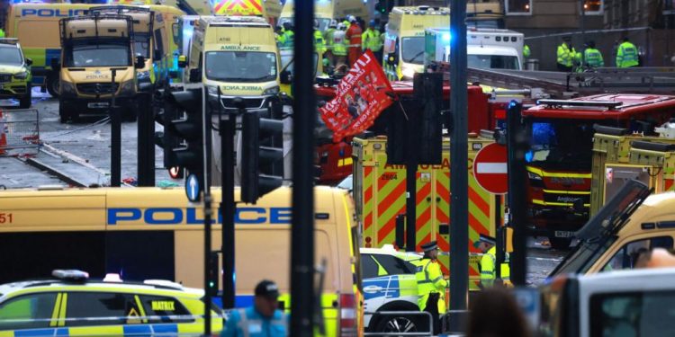 Σε συναγερμό οι αρχές στο Λίβερπουλ: Αυτοκίνητο έπεσε σε πλήθος την ώρα που πανηγύριζε την κατάκτηση του πρωταθλήματος