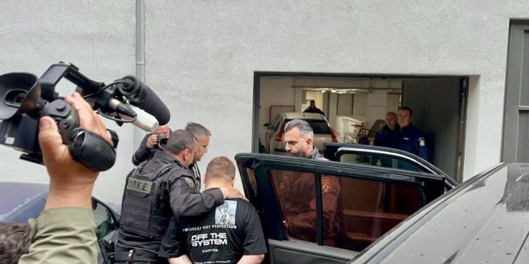 Μητροκτονία στην Λάρισα: Προφυλακιστέος ο 21χρονος φονιάς – Ελεύθερος υπό όρους ο 22χρονος ξάδερφός του – ΒΙΝΤΕΟ – ΦΩΤΟ