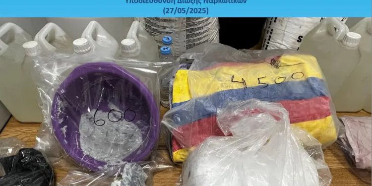 Κοκαΐνη από τη Λατινική Αμερική σε υγρή μορφή στα ρούχα της έφερνε σπείρα ναρκωτικών – ΒΙΝΤΕΟ – ΦΩΤΟ