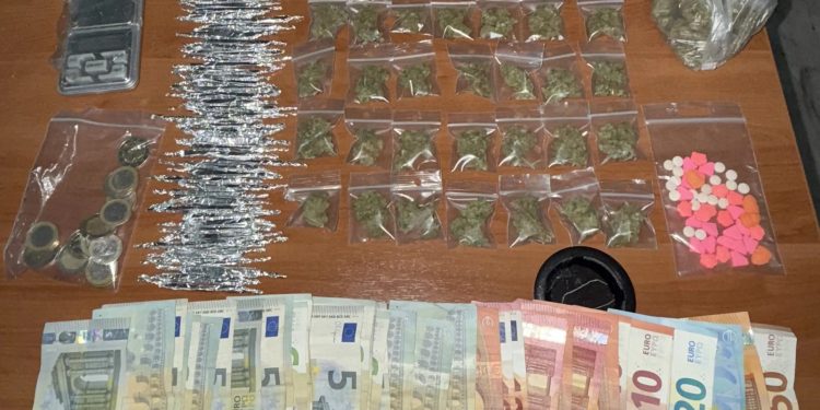 Άγιος Παντελεήμονας: Διακινούσαν κάνναβη και χάπια ecstasy έξω από σχολικό συγκρότημα – ΦΩΤΟ