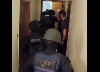 ΒΙΝΤΕΟ ΝΤΟΚΟΥΜΕΝΤΟ ΤΗΣ ΕΛΑΣ: Η στιγμή της εφόδου σε σπίτι όπου βρέθηκαν δεκάδες πλαστά διαβατήρια