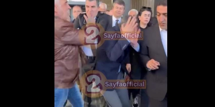 ΒΙΝΤΕΟ ΝΤΟΚΟΥΜΕΝΤΟ: Η στιγμή που τρώει μπουνιά ο αρχηγός της αξιωματικής αντιπολίτευσης στην Τουρκία