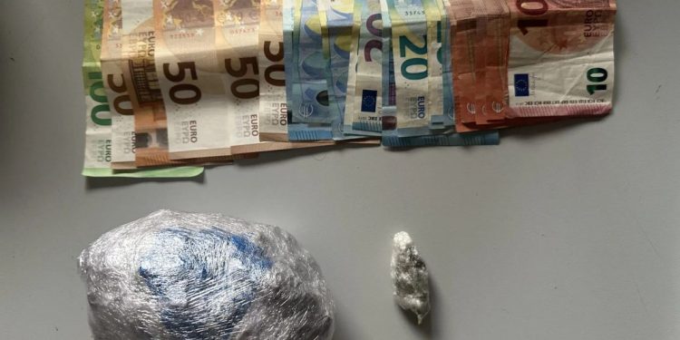 Παγκράτι: Αμεσοδρασίτες καταδίωξαν 2 νεαρούς για ναρκωτικά – Ο ένας προκάλεσε φθορές σε μηχανή της ΔΙΑΣ  – ΦΩΤΟ