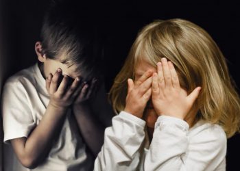 Λάρισα: Δύο αδελφάκια (5 και 6 ετών) στο νοσοκομείο με καψίματα από τσιγάρο – Συνελήφθη η μητέρα τους – BINTEO