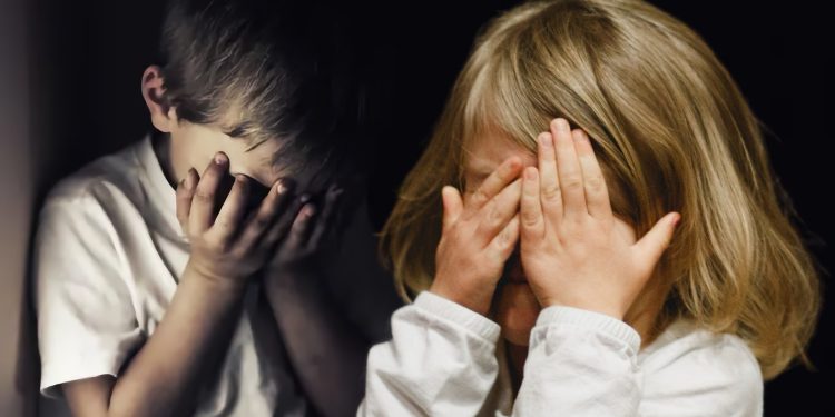 Λάρισα: Δύο αδελφάκια (5 και 6 ετών) στο νοσοκομείο με καψίματα από τσιγάρο – Συνελήφθη η μητέρα τους – BINTEO