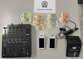 Η βίλα στη Σαντορίνη είχε γίνει… παράνομο κλαμπ: 4 συλλήψεις για ναρκωτικά και ηχορύπανση – ΦΩΤΟ