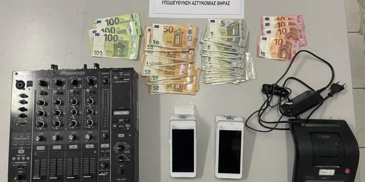 Η βίλα στη Σαντορίνη είχε γίνει… παράνομο κλαμπ: 4 συλλήψεις για ναρκωτικά και ηχορύπανση – ΦΩΤΟ