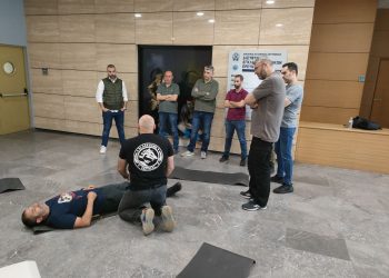 Αστυνομικοί μαθαίνουν να σώζουν ζωές – STOP THE BLEED – ΦΩΤΟ