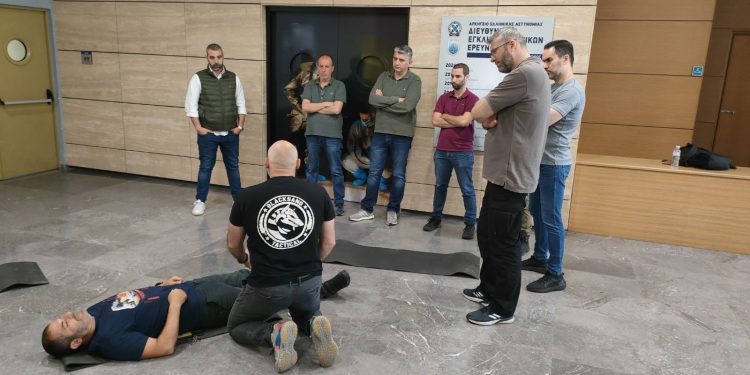 Αστυνομικοί μαθαίνουν να σώζουν ζωές – STOP THE BLEED – ΦΩΤΟ