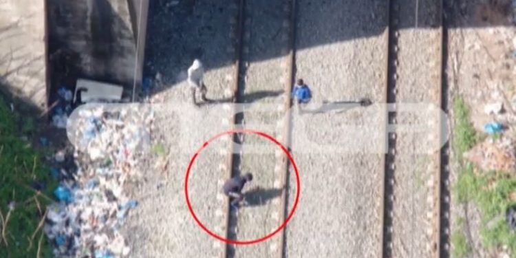 ΒΙΝΤΕΟ ΝΤΟΚΟΥΜΕΝΤΟ: Συμμορίες Ρομά «ξηλώνουν» τις σιδηροτροχιές του δικτύου των τρένων – ΦΩΤΟ