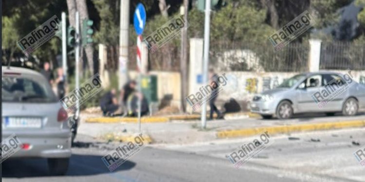 Τροχαίο στην Μαραθώνος: Μηχανή συγκρούστηκε με περιπολικό στη διασταύρωση της Ραφήνας – ΦΩΤΟ