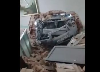 Θεσσαλονίκη: Αυτοκίνητο «μπούκαρε» στο σαλόνι ηλικιωμένης – Eικόνες-ΣΟΚ από το «βομβαρδισμένο» σημείο – ΒΙΝΤΕΟ