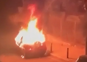 ΒΙΝΤΕΟ ΝΤΟΚΟΥΜΕΝΤΟ από τη στιγμή που το αυτοκίνητο στο Μετς τυλίγεται στις φλόγες