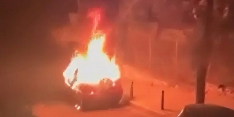 ΒΙΝΤΕΟ ΝΤΟΚΟΥΜΕΝΤΟ από τη στιγμή που το αυτοκίνητο στο Μετς τυλίγεται στις φλόγες