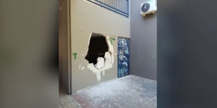 Νέα Ιωνία: Εισβολή βανδάλων σε σχολείο – Έσπασαν τους τοίχους με βαριοπούλα – ΒΙΝΤΕΟ