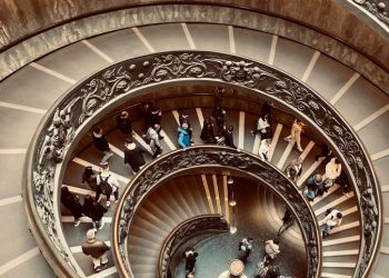 Βατικανό: Αντίστροφα ο χρόνος για την εκλογή νέου Πάπα