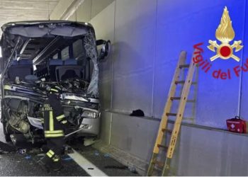 Ιταλία: Φορτηγό συγκρούστηκε με σχολικό λεωφορείο – Νεκρή μία δασκάλα