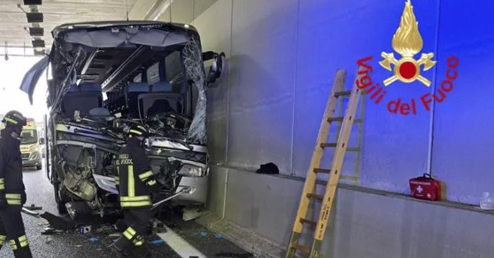 Ιταλία: Φορτηγό συγκρούστηκε με σχολικό λεωφορείο – Νεκρή μία δασκάλα