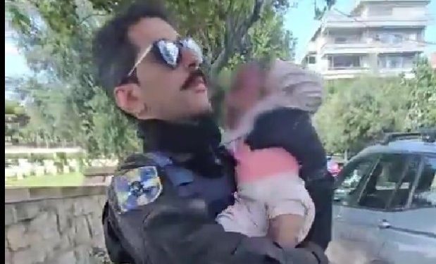 ΒΙΝΤΕΟ ΝΤΟΚΟΥΜΕΝΤΟ: Η στιγμή που αστυνομικοί βρίσκουν το βρέφος δίπλα σε κάδο σκουπιδιών – ΦΩΤΟ