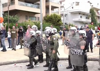 Απεργία ταξί: Ένταση στο υπουργείο Μεταφορών – Ρίψη χημικών από αστυνομικούς στους ταξιτζήδες – BINTEO