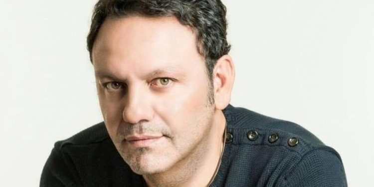 Δίωξη στον τραγουδιστή Στάθη Αγγελόπουλο για ενδοοικογενειακή σωματική βλάβη – Παραπέμφθηκε στο Αυτόφωρο – ΒΙΝΤΕΟ