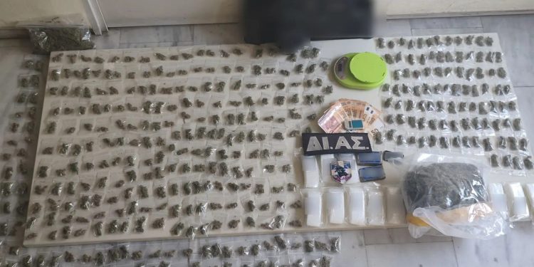 Άγιος Παντελεήμονας: Συνελήφθησαν 2 άτομα με 375 συσκευασίες κάνναβης έτοιμες προς διακίνηση – ΦΩΤΟ