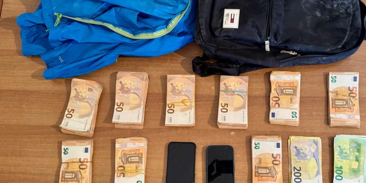 Αμοργός: Συνελήφθησαν 2 κλέφτες που διέρρηξαν χρηματοκιβώτιο επιχείρησης – Βρέθηκαν 45.100 ευρώ – ΦΩΤΟ