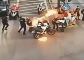 ΒΙΝΤΕΟ ΝΤΟΚΟΥΜΕΝΤΟ: Πέταξαν μολότοφ σε αστυνομικούς μετά τη συγκέντρωση για την Παλαιστίνη – ΦΩΤΟ