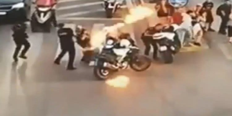 ΒΙΝΤΕΟ ΝΤΟΚΟΥΜΕΝΤΟ: Πέταξαν μολότοφ σε αστυνομικούς μετά τη συγκέντρωση για την Παλαιστίνη – ΦΩΤΟ