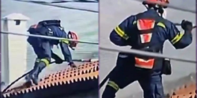 ΒΙΝΤΕΟ ΝΤΟΚΟΥΜΕΝΤΟ: Η στιγμή που πυροσβέστης ανεβαίνει σε σκεπή φλεγόμενου σπιτιού στην Παλαιά Φώκαια