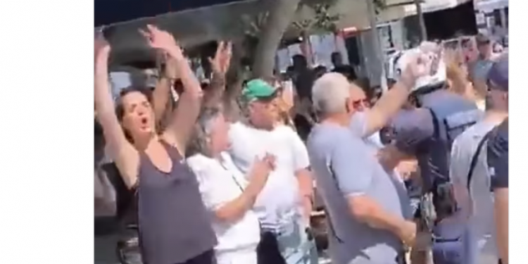 Κρήτη: ΒΙΝΤΕΟ από τη στιγμή που δημιουργείται ένταση ανάμεσα σε διαδηλωτές και τουρίστες από το Ισραήλ