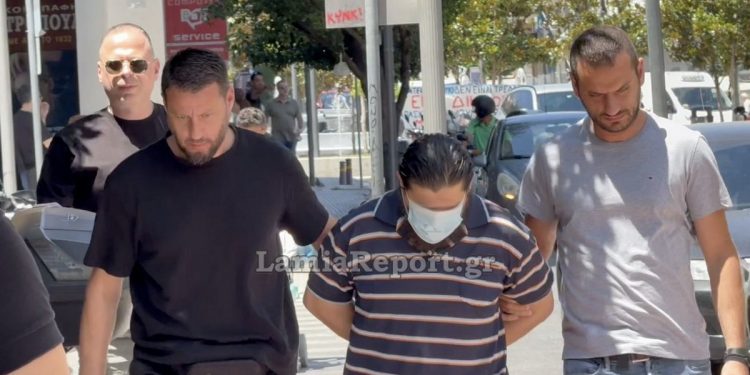 Λαμία: Αυτός είναι ο δολοφόνος του 59χρονου – Με σκυμμένο κεφάλι και αμίλητος στα δικαστήρια – ΒΙΝΤΕΟ – ΦΩΤΟ