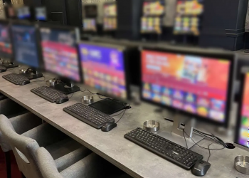 Πειραιάς: Σε παράνομη λέσχη τζόγου με «φρουτάκια» είχαν μετατρέψει καφέ – ΦΩΤΟ