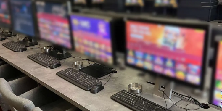 Πειραιάς: Σε παράνομη λέσχη τζόγου με «φρουτάκια» είχαν μετατρέψει καφέ – ΦΩΤΟ