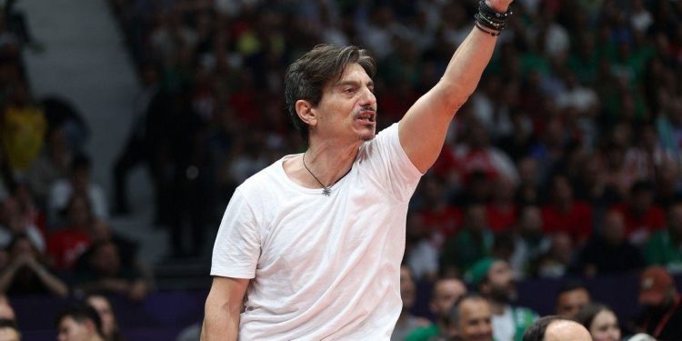 Στο ΑΤ Κηφισιάς αυτοβούλως ο Γιαννακόπουλος, μετά τη μήνυση Σκινδήλια – Στόχος να συναντηθεί με Βρούτση