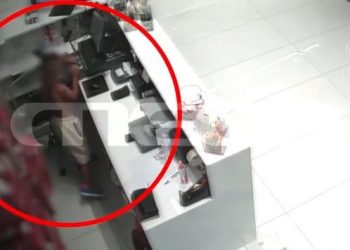 Πειραιάς: ΒΙΝΤΕΟ ΝΤΟΚΟΥΜΕΝΤΟ από τη στιγμή που 7χρονα παιδιά κλέβουν κατάστημα καλλυντικών
