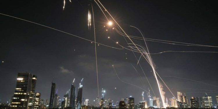 Iσραήλ: Ξεκίνησαν τα αντίποινα – Δέχεται επίθεση με 150 πυραύλους από το Ιράν – ΒΙΝΤΕΟ – ΦΩΤΟ