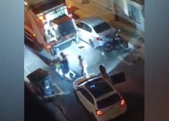 ΒΙΝΤΕΟ ΝΤΟΚΟΥΜΕΝΤΟ: Η στιγμή που 3 νεαροί χτυπούν με γροθιές και κλωτσιές εργαζόμενο της καθαριότητας στην Κυψέλη