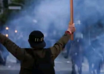 «Ξεφεύγει» η κατάσταση στις ΗΠΑ : Απαγόρευση κυκλοφορίας στο Λος Άντζελες, συλλήψεις στη Νέα Υόρκη, Εθνοφρουρά στο Τέξας – BIΝTEO – ΦΩΤΟ