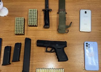 Μέγαρα: Εντοπίστηκαν όπλα μετά από έφοδο του ελληνικού FBI – Συνελήφθη 23χρονη – ΒΙΝΤΕΟ – ΦΩΤΟ