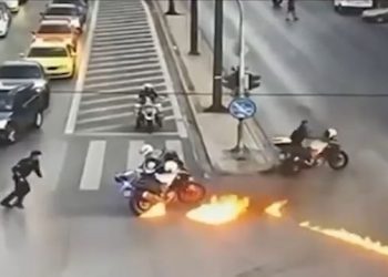 ΒΙΝΤΕΟ ΝΤΟΚΟΥΜΕΝΤΟ: Πέταξαν μολότοφ σε αστυνομικούς μετά τη συγκέντρωση για την Παλαιστίνη – ΦΩΤΟ