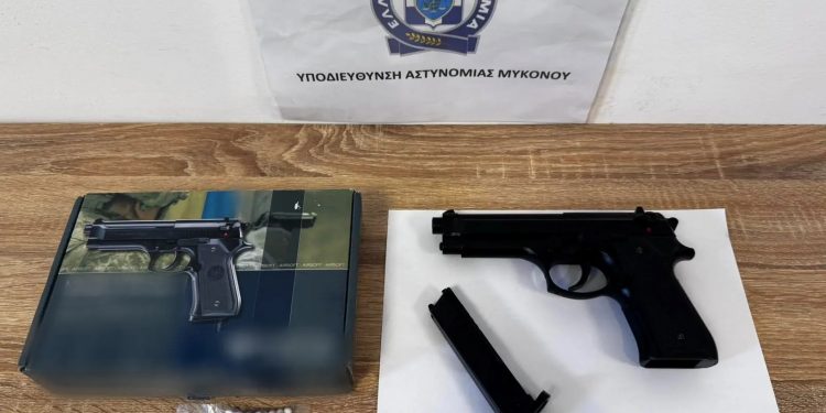 Μύκονος: Χειροπέδες σε 45χρονο που απειλούσε με πιστόλι πολίτες – Συνελήφθη την ώρα που έβγαινε από μπαρ – ΦΩΤΟ