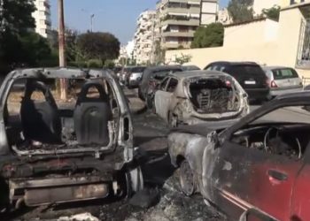 Νέα Σμύρνη: Παρανάλωμα του πυρός παρκαρισμένα αυτοκίνητα «μία ανάσα» από το Αστυνομικό Τμήμα – ΒΙΝΤΕΟ