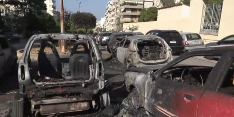 Νέα Σμύρνη: Παρανάλωμα του πυρός παρκαρισμένα αυτοκίνητα «μία ανάσα» από το Αστυνομικό Τμήμα – ΒΙΝΤΕΟ